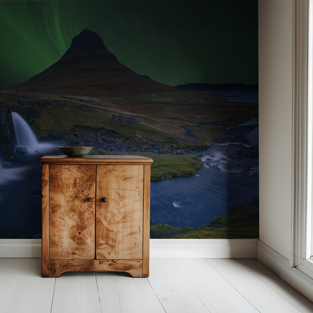 Kirkjufell... Under a boreal green sky | Wallpaper
